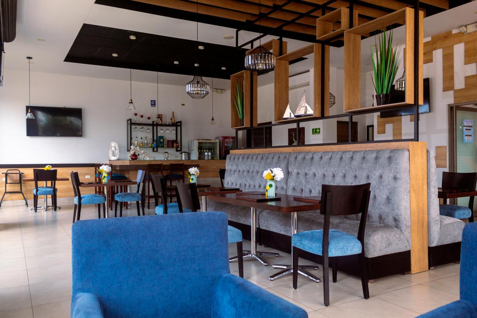 Zafra'S Hotel La Troncal エクステリア 写真